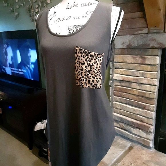 Zenana Leopard Pocket Tank top - Picture 3 of 9